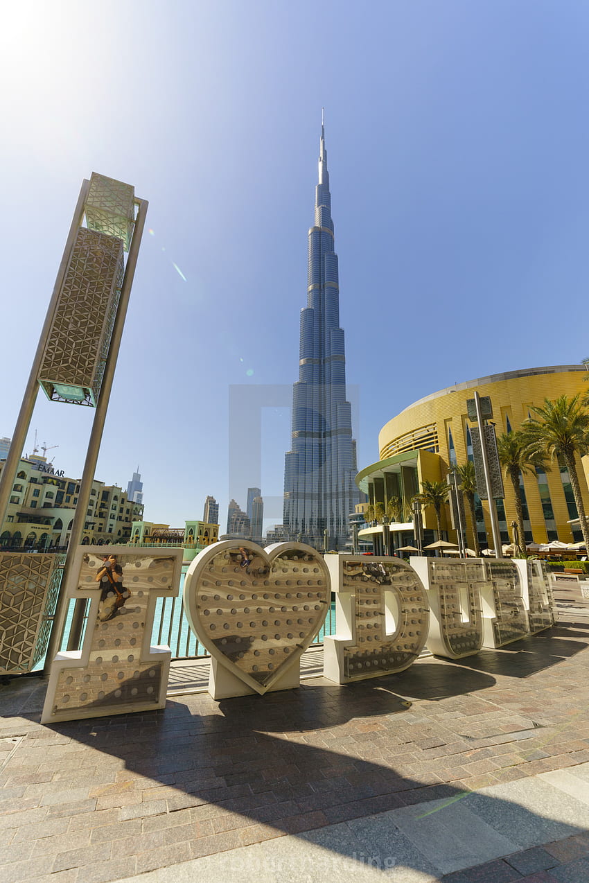 Burj Khalifa and I love Dubai sign by the Lake, Downtown, Dubai, United Arab. - Лиценз или печат за £79,84. HD тапет за телефон