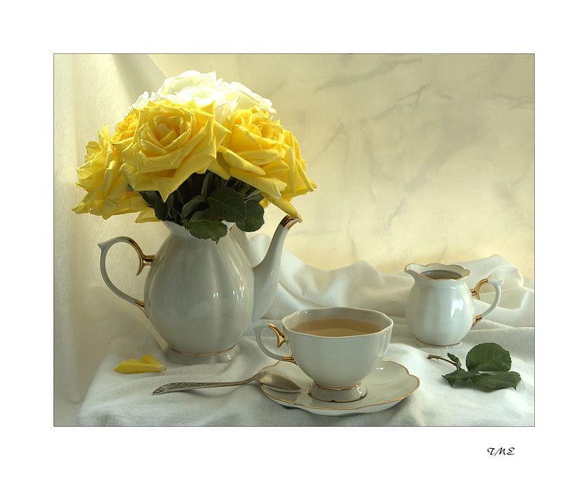 Sunshine, creamer, white, roses, vase, beautiful, gold, cups, leaves, yellow, saucer, spoon HD wallpaper