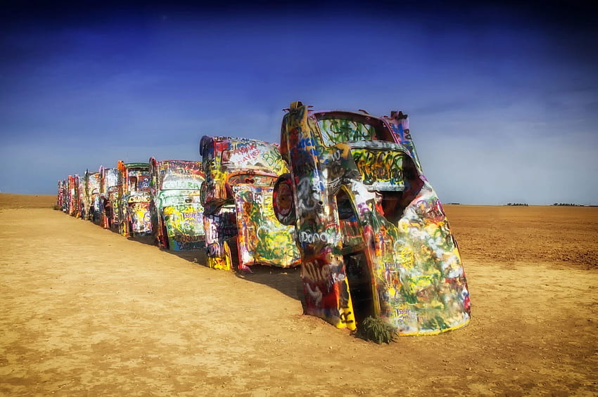 Publiczna instalacja artystyczna i rzeźba Cadillac Ranch w Amarillo na pustyni w Teksasie Tapeta HD