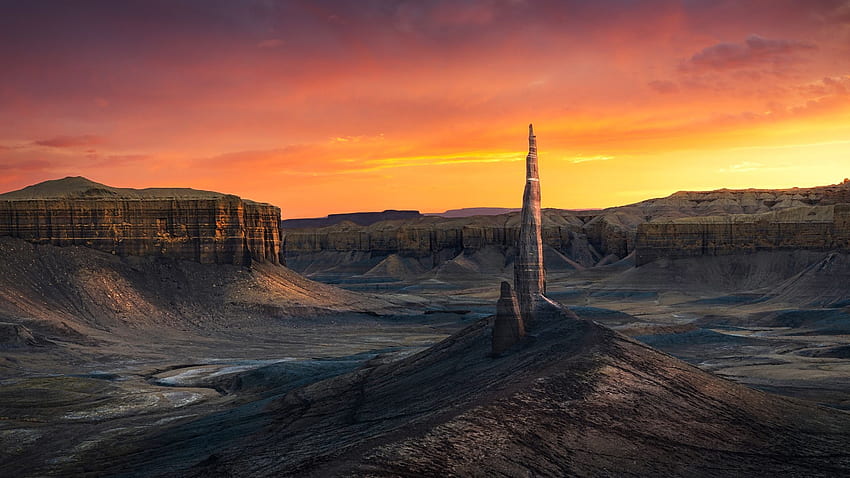 Bizarre spire rising out of the desolate badlands of Utah, sky, rocks, sunset, landscape, colors, usa HD wallpaper