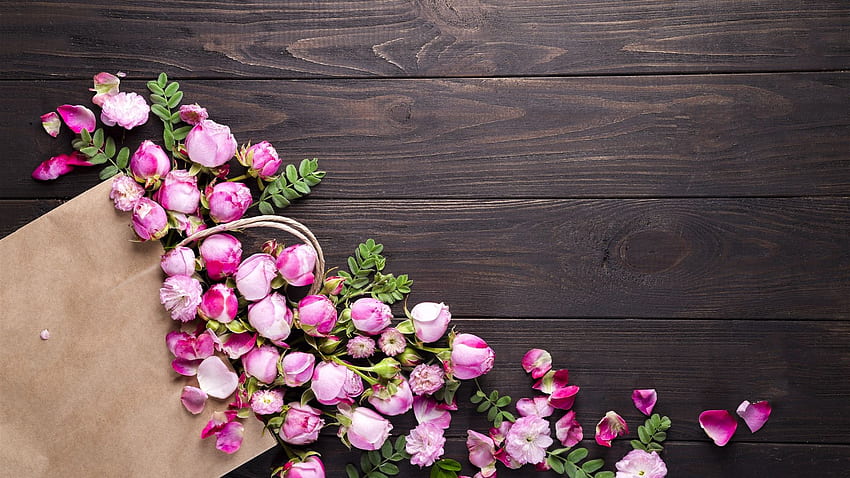 Няколко розови рози, хартиена торбичка, дървена маса U, дървени цветя HD тапет