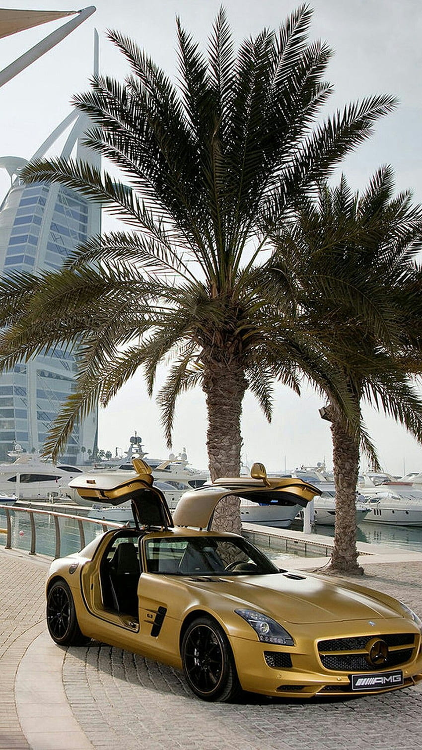 Hãy đến và thưởng thức những hình ảnh về những chiếc xe sang trọng tại Dubai, thể hiện đẳng cấp và sự xa hoa của thành phố. Từ những chiếc xe thể thao nhanh nhẹn đến các mẫu sedan cao cấp được trang bị không gian thoải mái và tiện nghi, Dubai sẽ làm cho bạn mê mẩn với vẻ đẹp của những chiếc xe đẳng cấp này. 