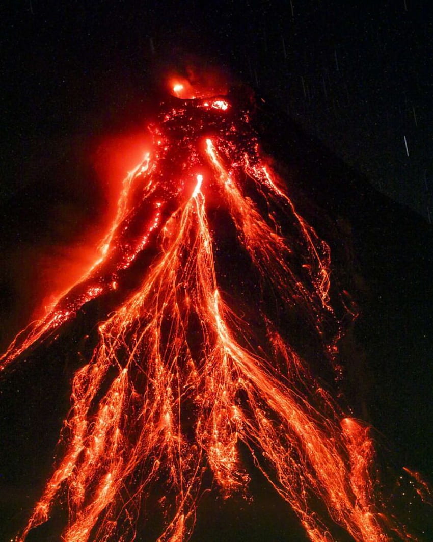 필리핀에서 가장 활동적인 화산인 마욘 화산에서 격렬한 폭발이 일어났습니다. HD 전화 배경 화면