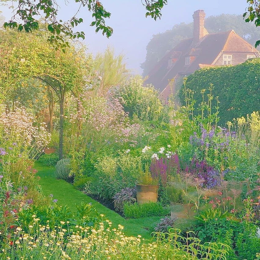 Cottage core in 2020. Dream garden, Cottage garden, Beautiful gardens, Calming Garden HD電話の壁紙