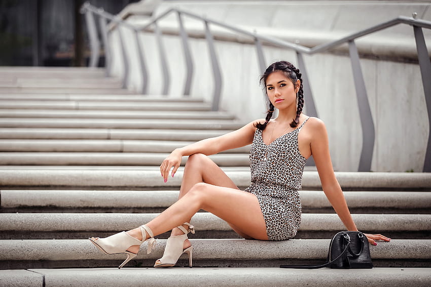 Brunetka pozuje na schodach, modelka, sukienka, warkocze, brunetka, szpilki Tapeta HD