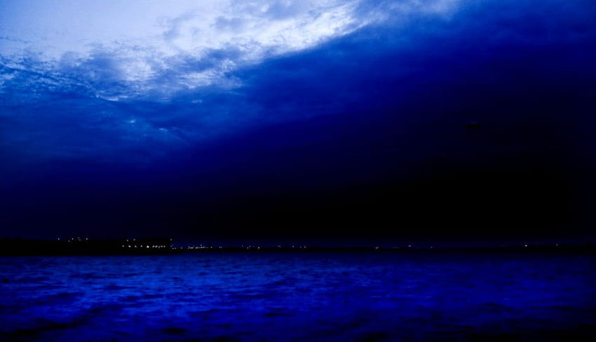 Océano azul oscuro, cielo azul oscuro fondo de pantalla