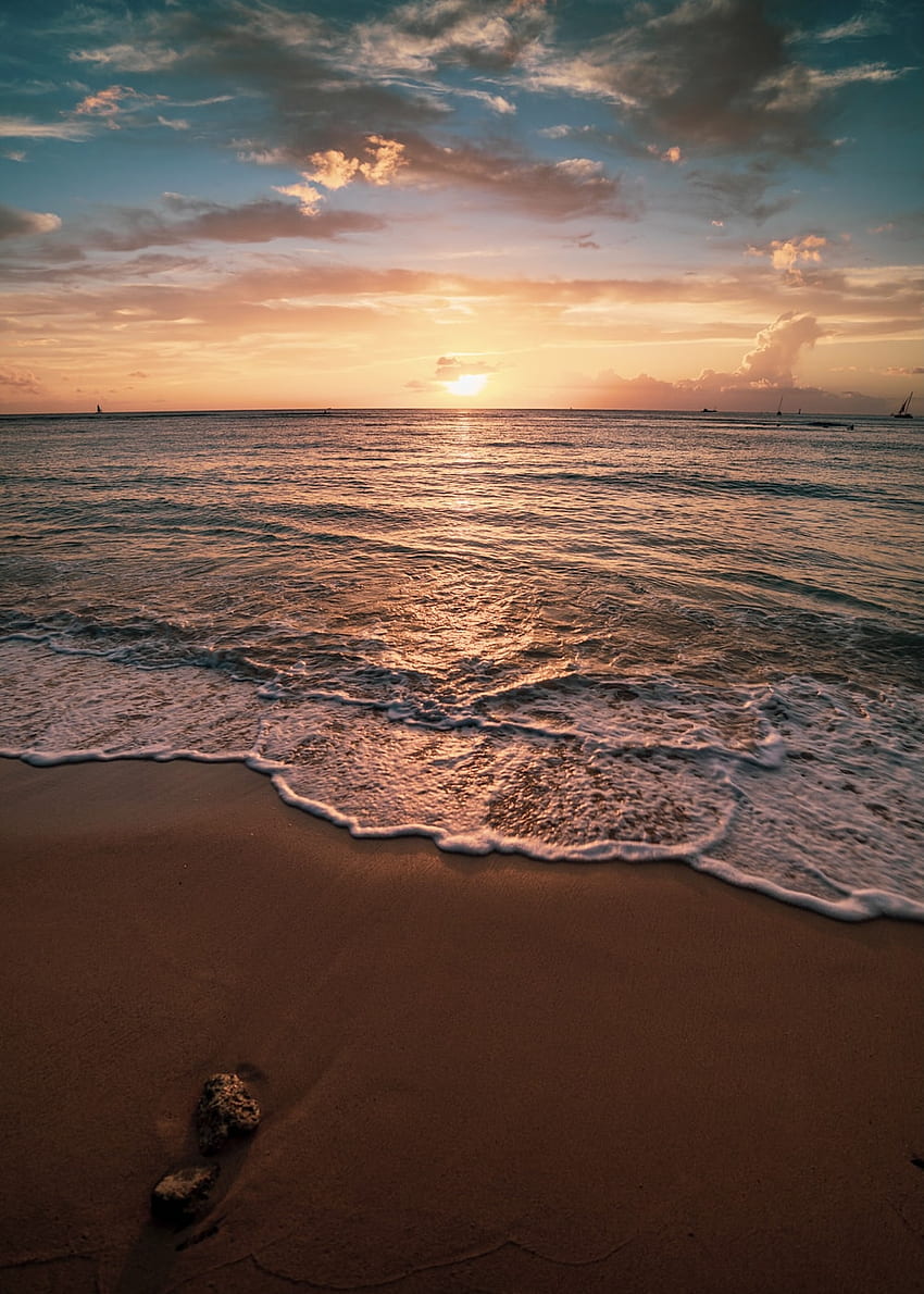 fale oceanu rozbijające się o brzeg podczas zachodu słońca – , Beach Sunset Ocean Waves Tapeta na telefon HD