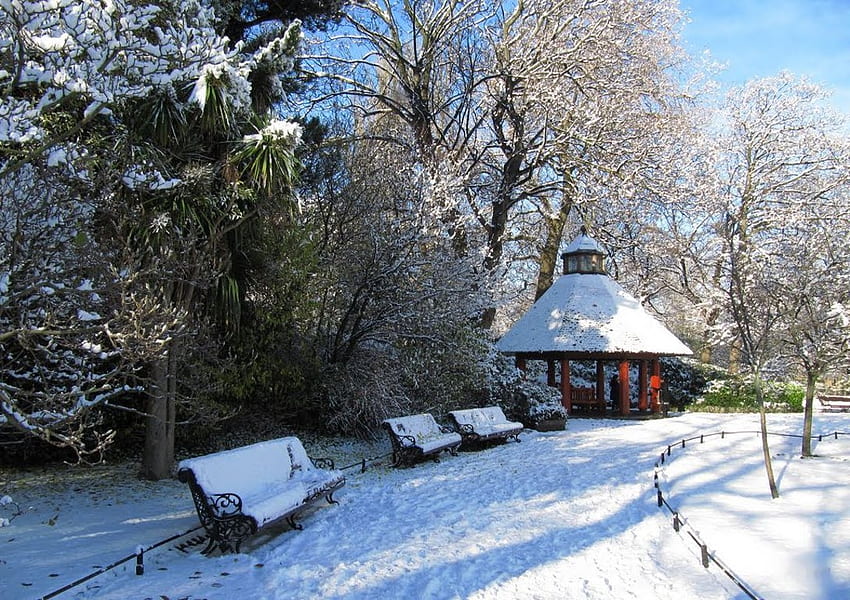 Parque en Dublín, Irlanda, camino, nieve, glorieta, árboles, bancos fondo de pantalla