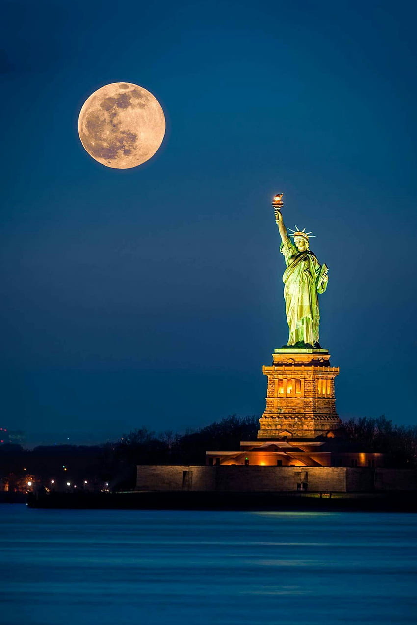 夜の自由の女神。 自由の女神、夜の街、ニューヨーク市 HD電話の壁紙
