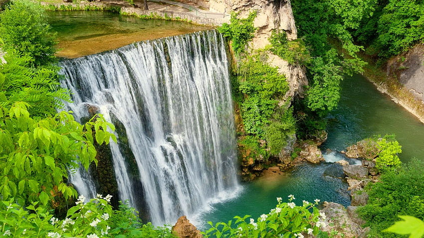 Wodospady: zieleń Wspaniałe skały Las Cudowna przyroda, kraj Bośni Tapeta HD