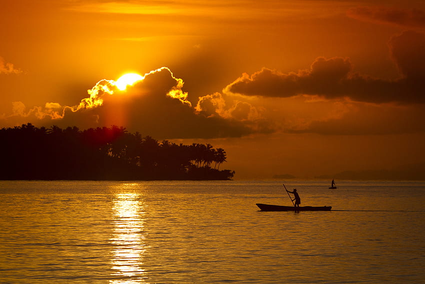 Matahari Terbit yang Indah, perahu, laut, emas, indah, ilahi, matahari terbit, nelayan, awan, langit Wallpaper HD