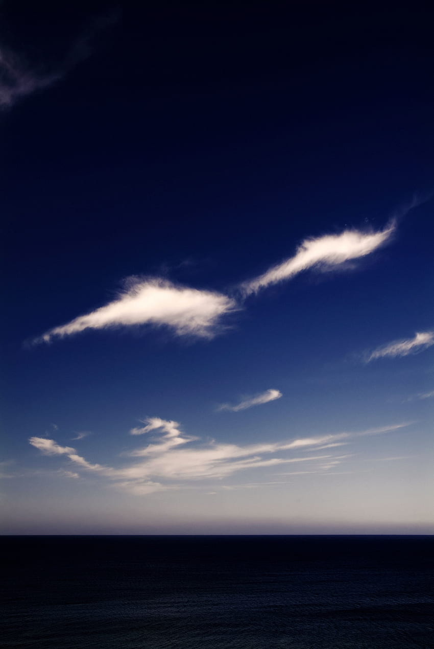 Minimalne, błękitne niebo, chmury, wieczór Tapeta na telefon HD