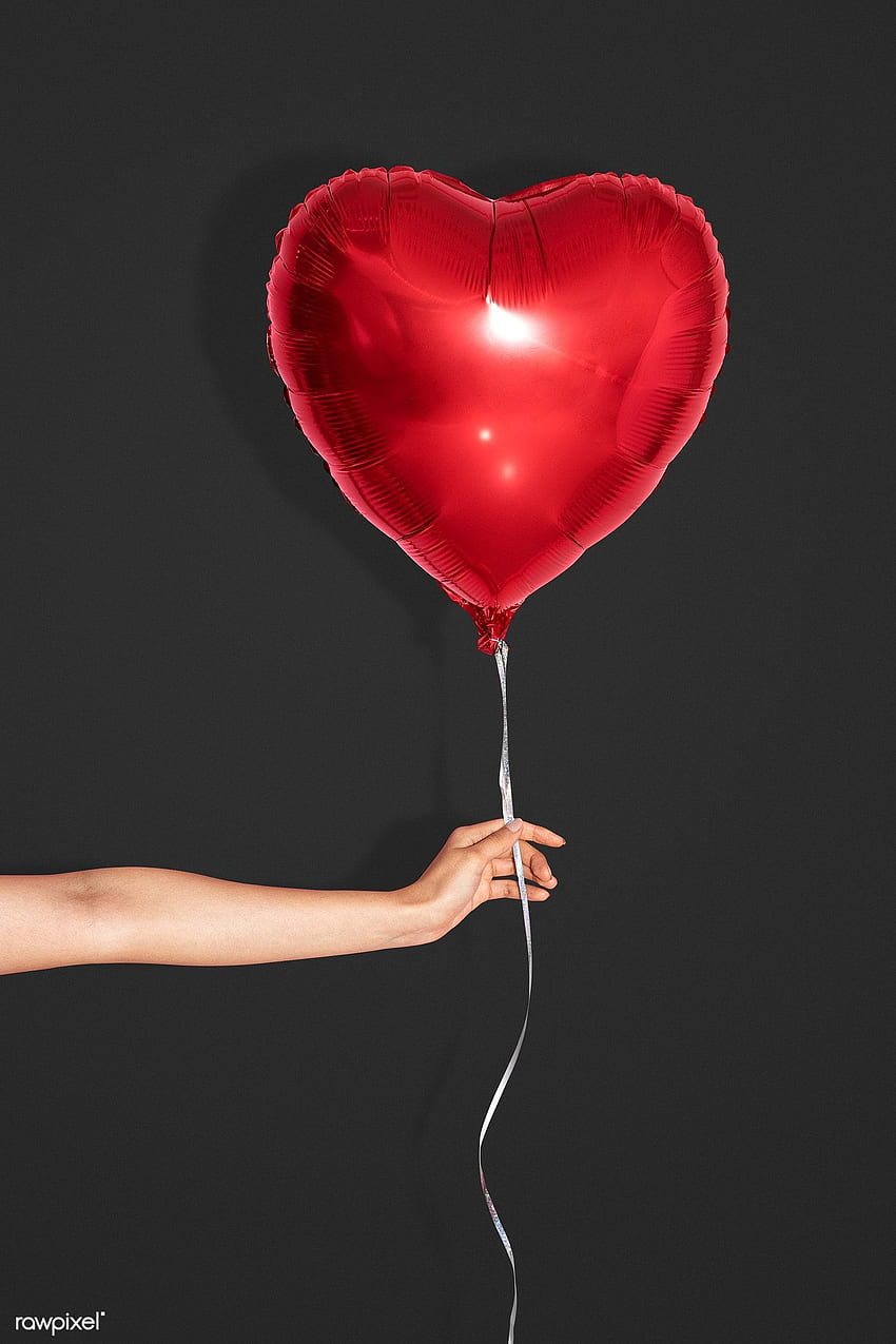 Rotes Herzballonmodell auf schwarzem Hintergrund. Prämie von / Teddy Rawpix. Herzballons, zum Valentinstag, schwarze und weiße Ballons HD-Handy-Hintergrundbild
