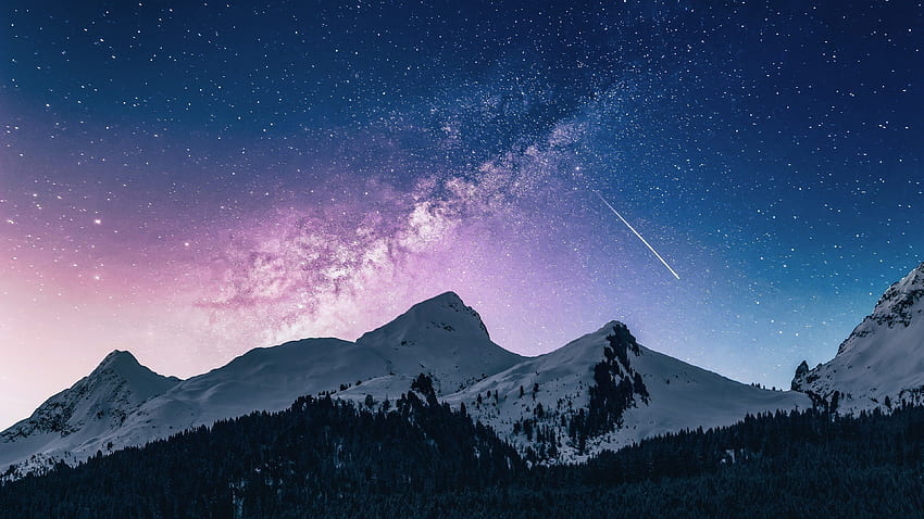 별과 혜성이 있는 눈 덮인 산의 하늘 울트라 HD 월페이퍼