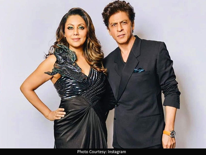 : Shah Rukh Khan che sostiene le tracce della moglie Gauri Khan lascia i fan in deliquio. Hindi Movie News - Tempi dell'India Sfondo HD