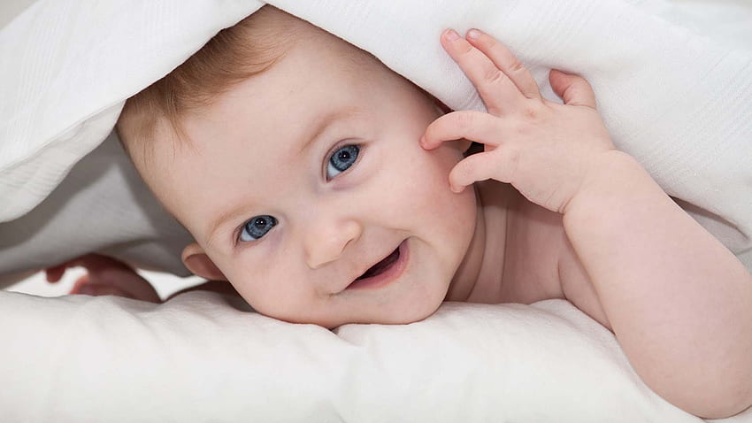 Bayi Balita Mata Abu-abu Yang Lucu Berbaring Di Tempat Tidur Di Bawah Kain Putih Yang Lucu Wallpaper HD