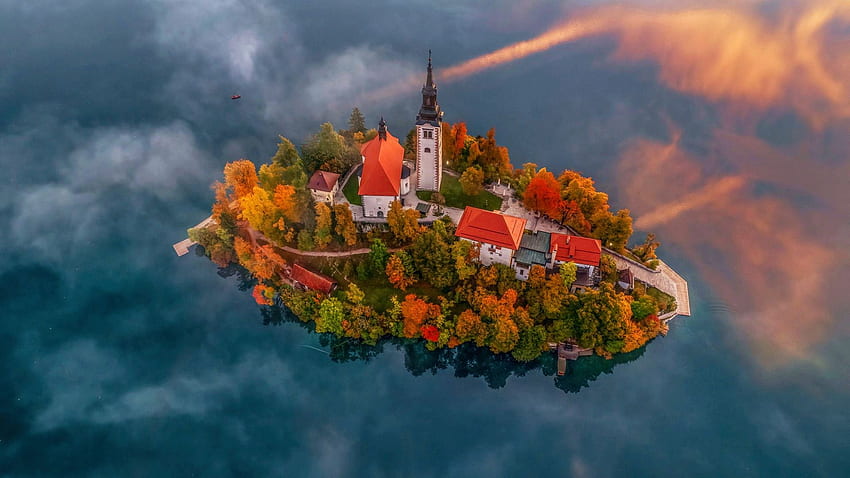 Църква Успение Богородично Пилгр, езерото Блед, Словения, вода, отражения, цветове, облаци, дървета, есен HD тапет
