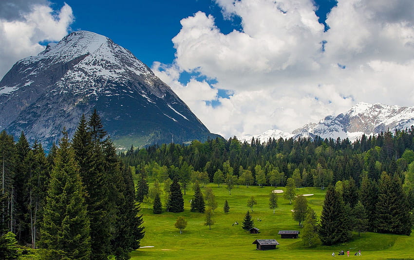 lapangan teluk yang indah di pegunungan, pemain, awan, pohon, lapangan golf, rumput, pegunungan Wallpaper HD