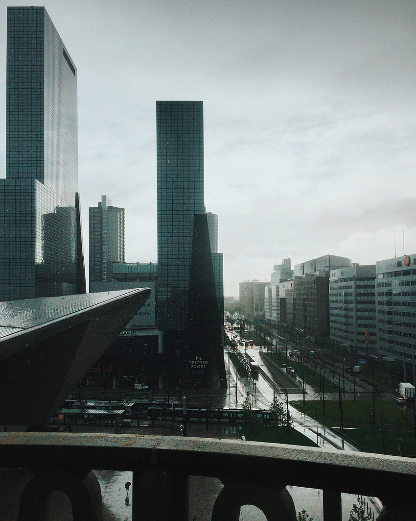 / o distrito empresarial em Rotterdam em um dia chuvoso, distrito comercial na chuva, Rainy London Papel de parede de celular HD
