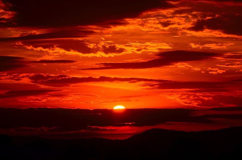 / zachód słońca czerwone niebo ogniste pomarańczowe chmury pochmurne Tapeta HD