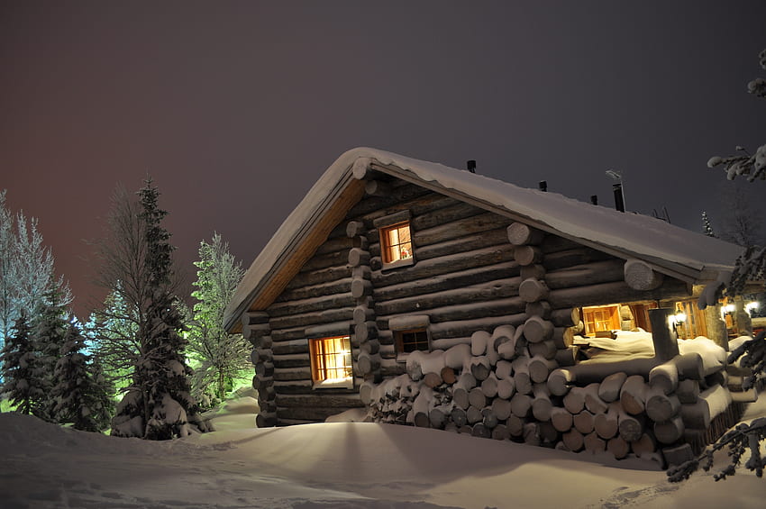 Dom, zima, natura, okna, połysk, światło, zaspy, kłody Tapeta HD