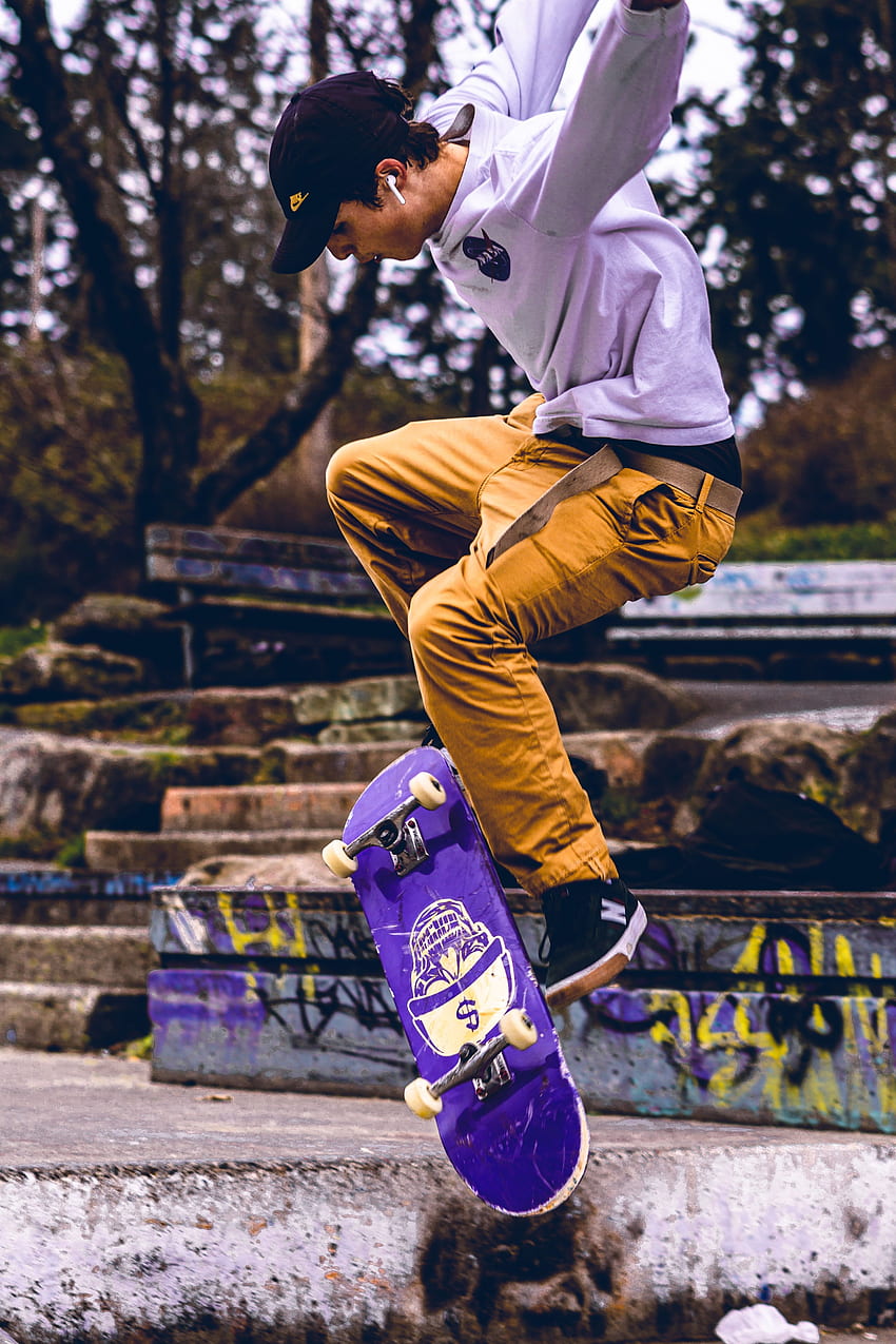 Fioletowa deskorolka z czaszką. Skateboard, , Najlepsze decki do deskorolki, Amazing Skateboarding Tapeta na telefon HD