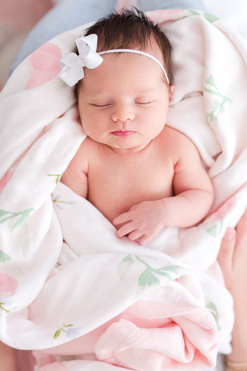 Adorable fille nouveau-née emmaillotée lors d'une séance de nouveau-né à domicile à Columbia SC. Graphisme de bébé nouveau-né, huée de nouveau-né, graphie de nouveau-né, bébé nouveau-né fille Fond d'écran de téléphone HD