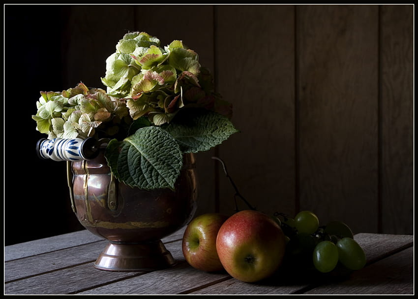 静物 1、静物、テーブル、リンゴ、花瓶、ベリー、美しい、花、果物 高画質の壁紙