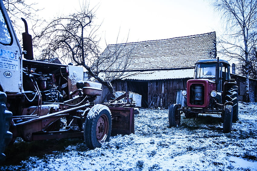 Kaltes Wetter beginnt in den alten Tagen - Bauernhof und Molkerei, Wintertraktor HD-Hintergrundbild