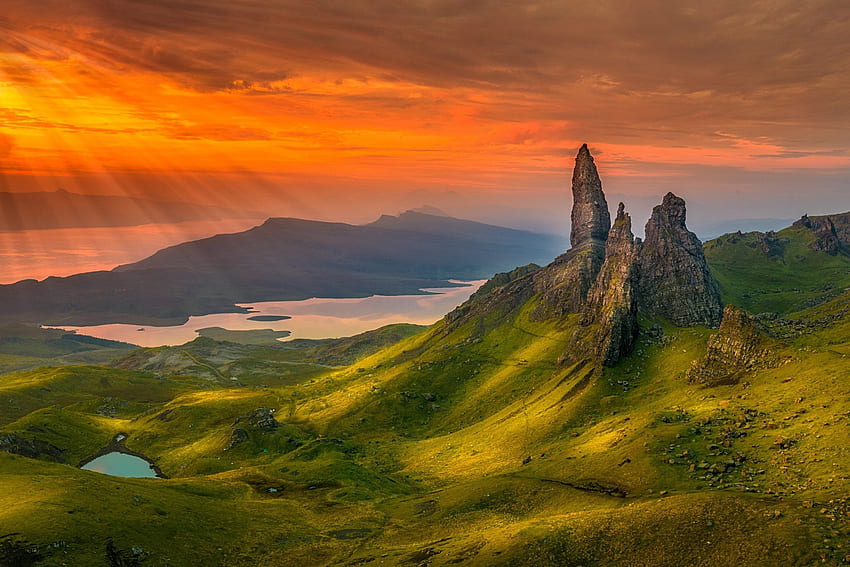 skye scotland mountains        
        <figure class=