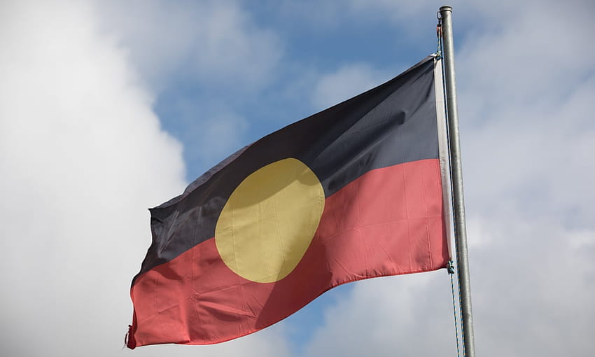 Senato, federal hükümetin Aborijin bayrağı tasarımı için lisans satın alma görüşmelerinde bulunduğunu duydu. yerli Avustralyalılar HD duvar kağıdı
