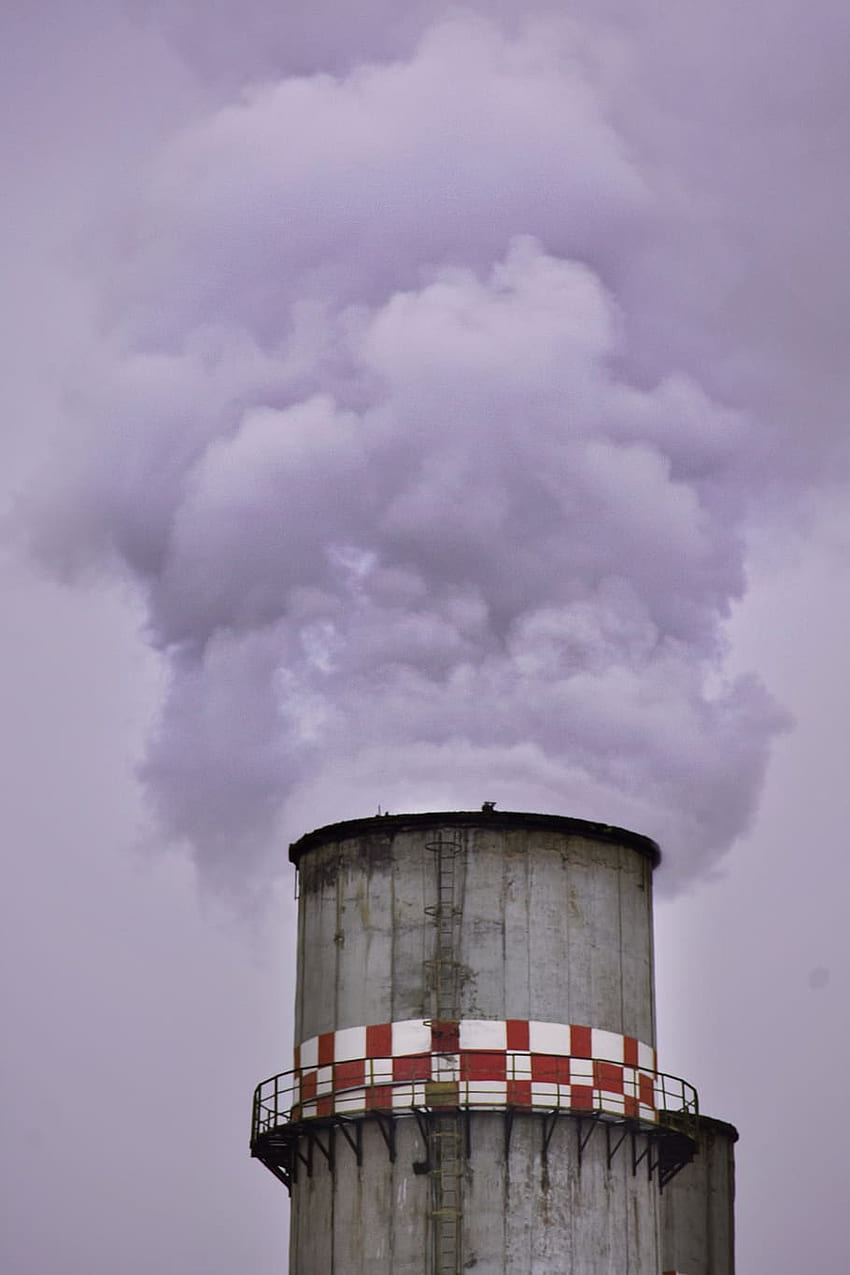 : Komin fabryczny wytwarzający dym, zanieczyszczenie powietrza Tapeta na telefon HD