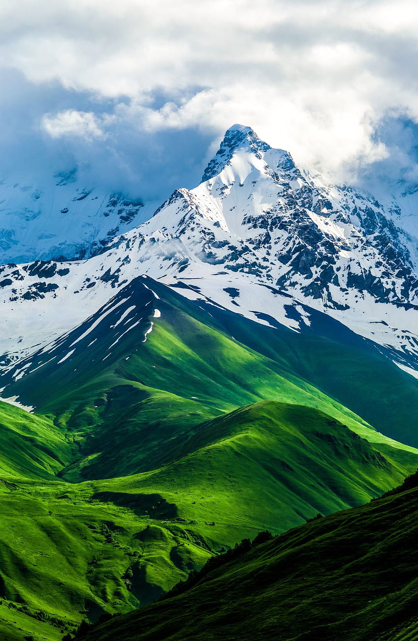 Las impresionantes montañas del Cáucaso en Svaneti, Georgia. Echa un vistazo a nuestros viajes de senderismo en Georgia, que pueden ser t. Hermoso de la naturaleza, Viaje de senderismo, Paisaje fondo de pantalla del teléfono