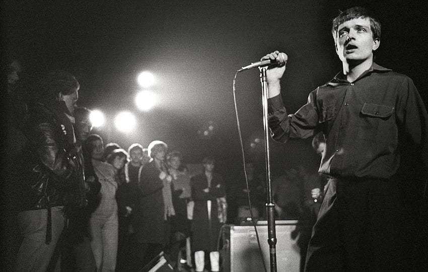 Mitglieder der Joy Division feiern das Leben von Ian Curtis an seinem 40. Todestag HD-Hintergrundbild