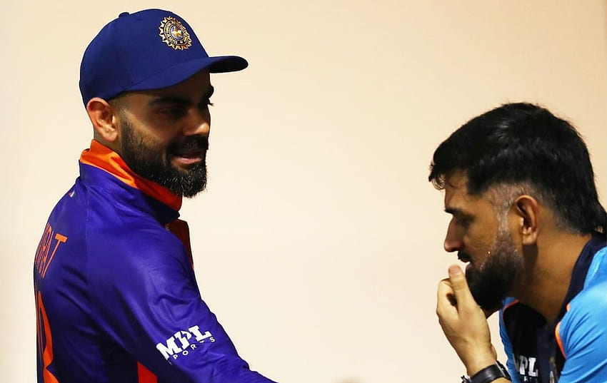 T20 Световно първенство по футбол 2021: Virat Kohli и MS Dhoni се наслаждават на безгрижна дискусия по време на подгряващия мач на Индия срещу Англия, MS Dhoni и Virat Kohli HD тапет