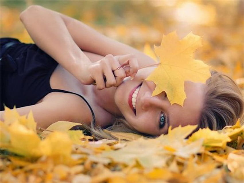 笑顔、黄色、秋、葉、美しさ 高画質の壁紙