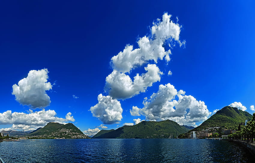 Nubes blancas, cielo azul, montañas, mar, naturaleza. fondo de pantalla
