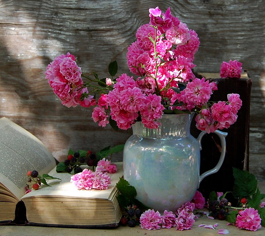 本と花、日差し、静物、ピンク、本、花瓶、花、アレンジメント 高画質の壁紙
