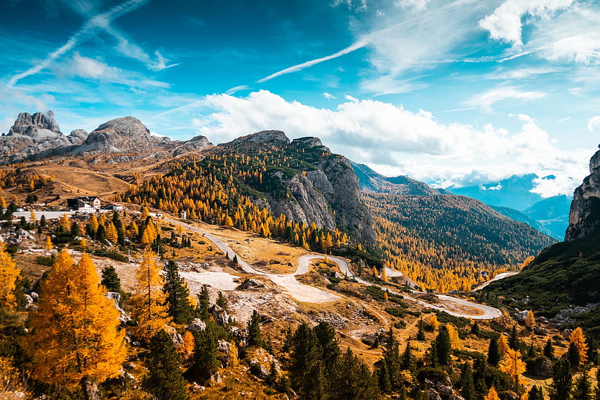 Montagne italiane, autunno, foresta, veduta aerea, strade tortuose Sfondo HD