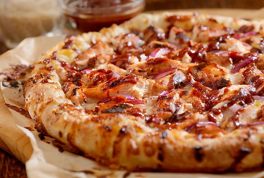 Grill this barbecue chicken pizza to add extra smoky flavor HD wallpaper