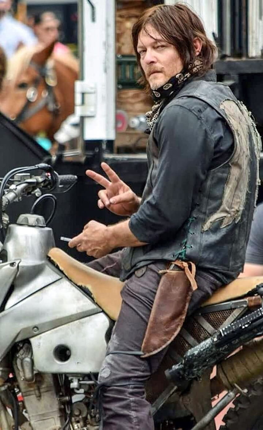 Thewalkingdead Hq:“‪Norman Reedus Behind The Scenes Of The Walking Dead Filming Season 9‬ ”. Walking Dead Daryl, Daryl Dixon Walking Dead, Walking Dead HD phone wallpaper