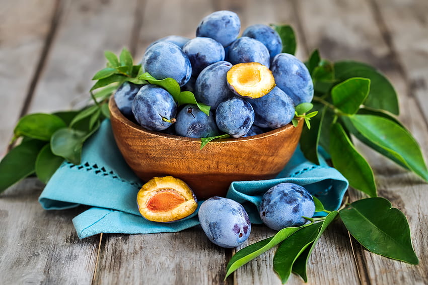 Śliwka, niebieskie owoce, liście, kosz Tapeta HD