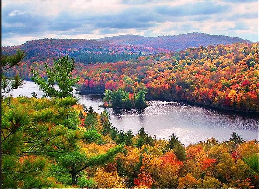 Планинска долина есен, река, цветове, синьо облачно небе, злато, оранжево, зелено, долина, жълто, червено, дървета, планини, гора HD тапет