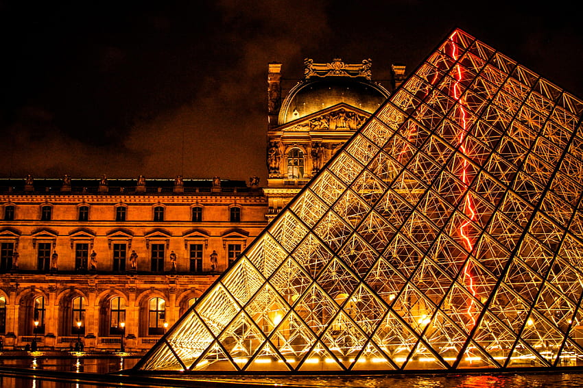 светещата пирамида пред музея Лувър в нощна светлина HD тапет
