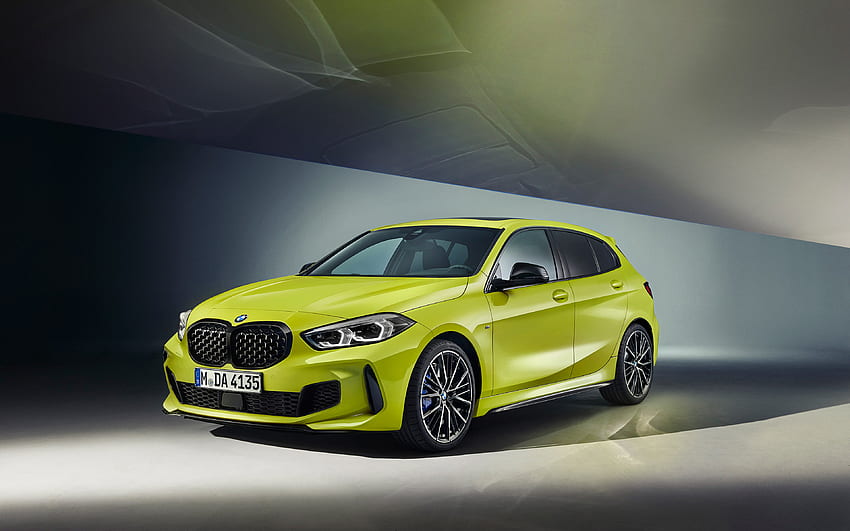 2022、BMW M135i、正面図、エクステリア、黄色のハッチバック、M135i xDrive、新しい BMW M1、ドイツ車、BMW 高画質の壁紙