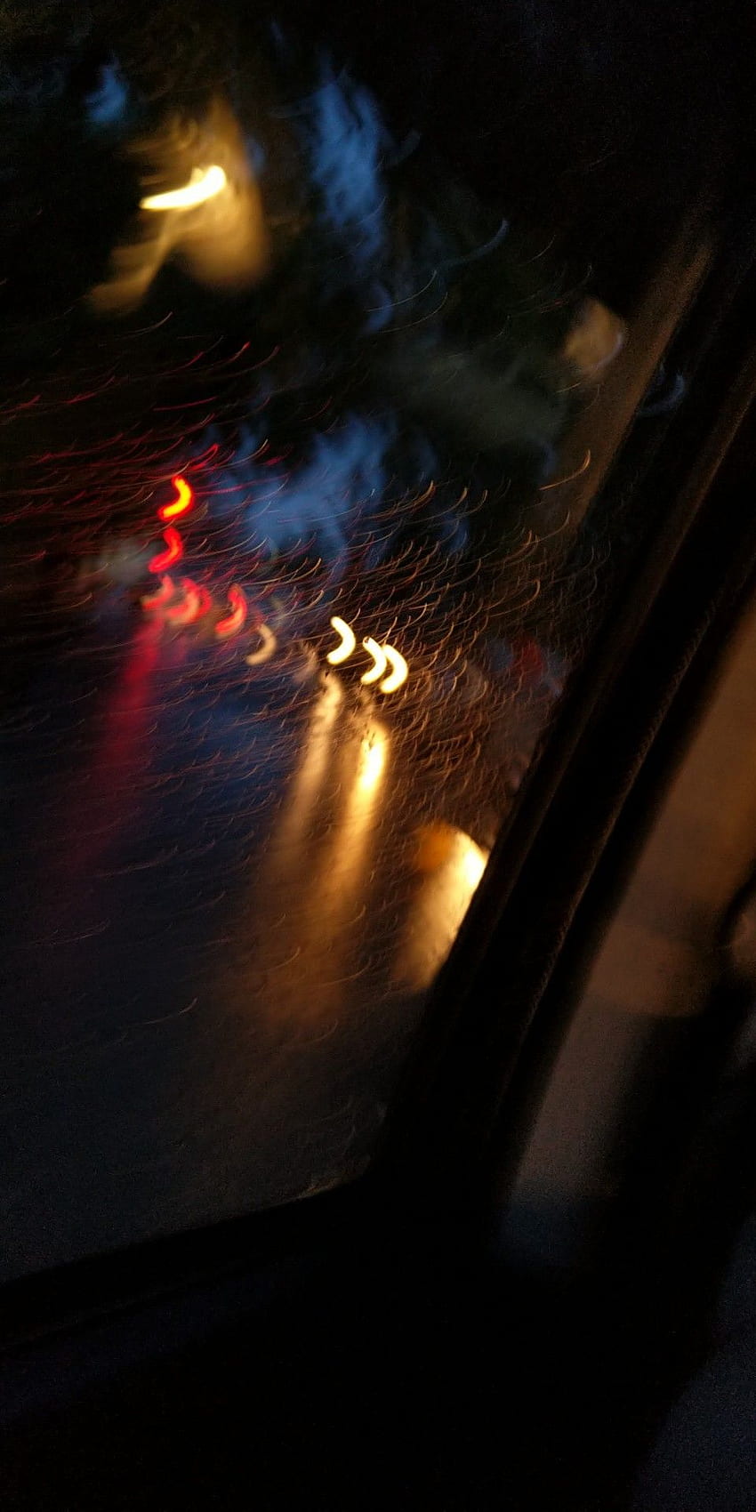 Ngồi trong xe trên một ngày mưa, chiêm ngưỡng cảnh ánh sáng phản chiếu qua cửa sổ xe tạo ra vẻ đẹp thẩm mỹ tuyệt đẹp. Cảm nhận không khí mát mẻ của mùa mưa, và cuộc đời ẩn hiện trong cơn mưa đêm đen tối.
