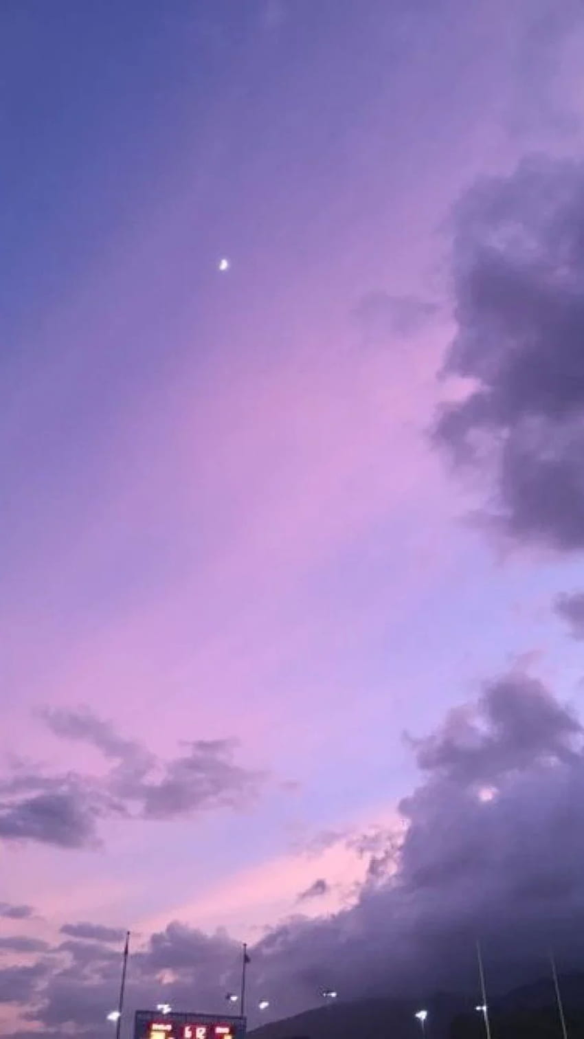 ท้องฟ้ายามค่ำคืน / สนธยา / พระจันทร์ครึ่งดวง / พระอาทิตย์ตกลาเวนเดอร์ / ความงามของลาเวนเดอร์ / ลาเวนเดอร์ โทรศัพท์สีม่วง ท้องฟ้าสวยงาม สีม่วง เมฆลาเวนเดอร์ วอลล์เปเปอร์โทรศัพท์ HD
