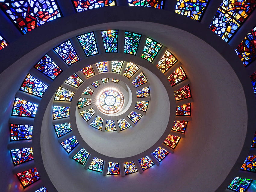 Schöne Glasfenster auf der ganzen Welt, katholische Glasmalerei HD-Hintergrundbild