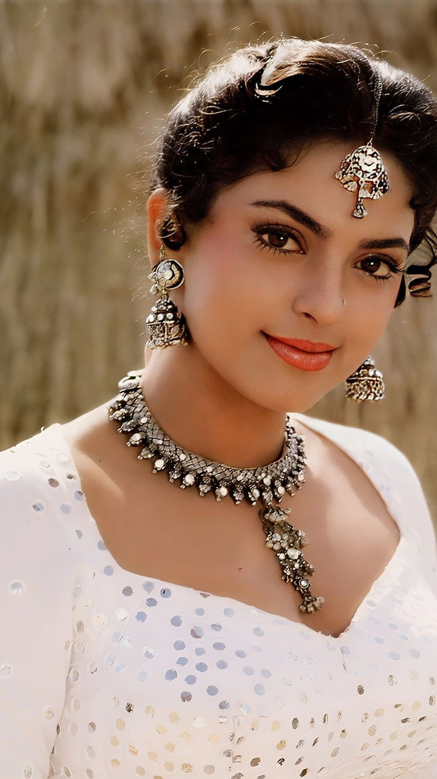 Juhi Chawla, attrice di Bollywood, vintage Sfondo del telefono HD