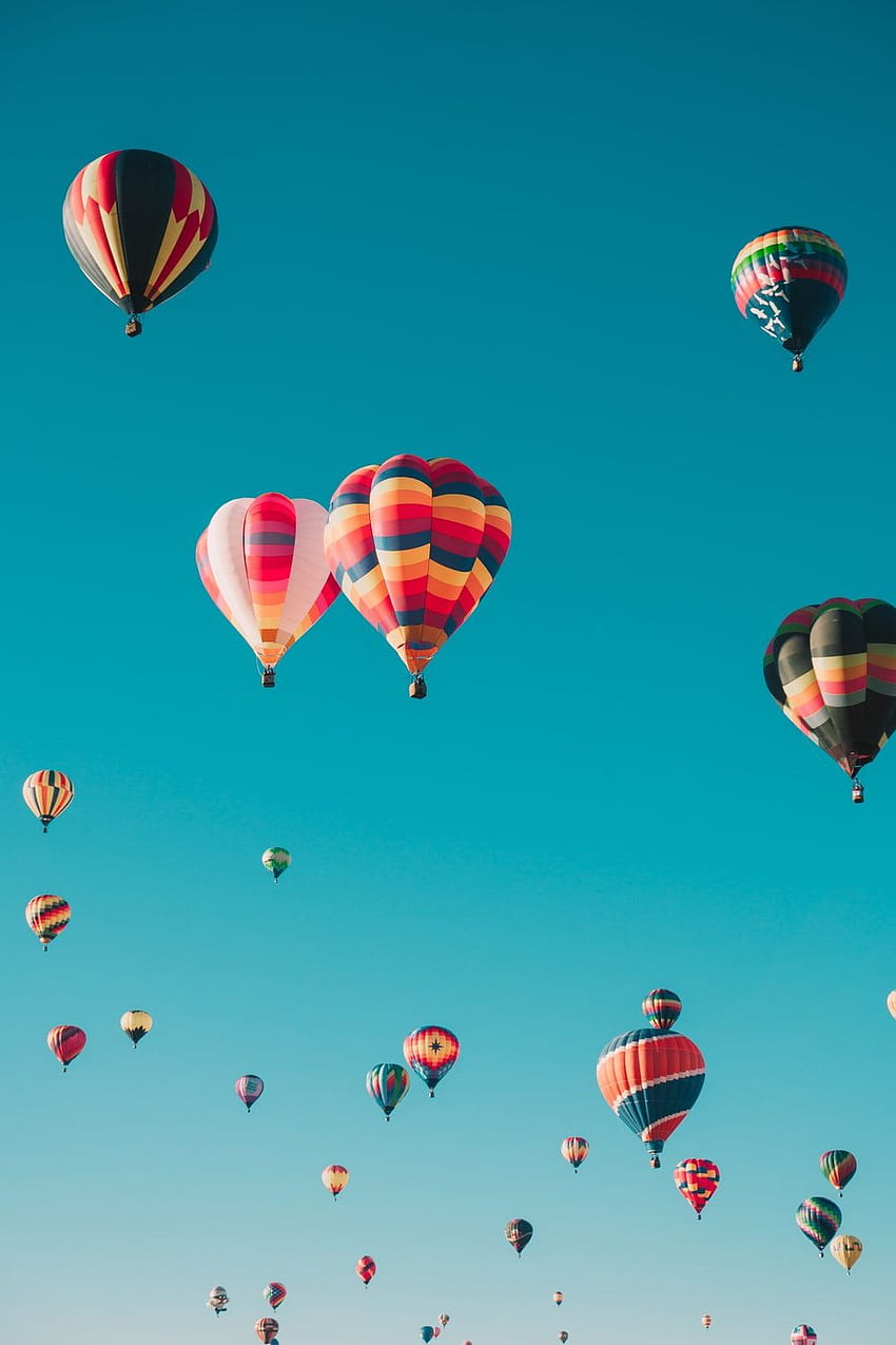 Assortiment de montgolfières volant à haute altitude pendant la journée – Ballon Fond d'écran de téléphone HD
